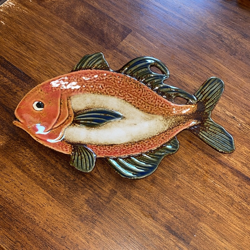 Pier 1 Imports Fish dish with 4 little fish, hand painted. - Picture 2 of 6